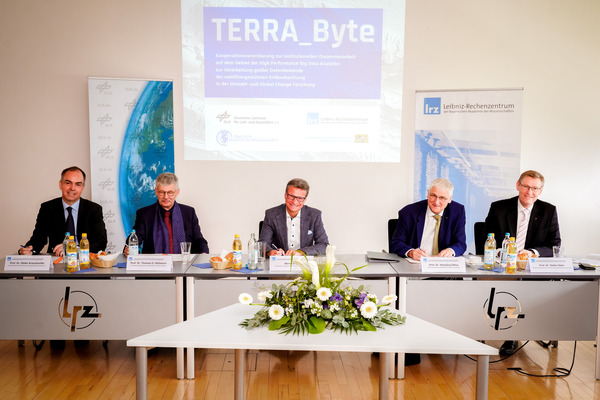 Ceremonial signing of Terra_Byte cooperation agreement